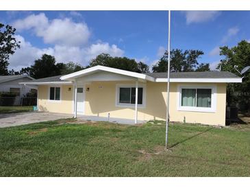 Charming single-story home with a well-maintained lawn and inviting entrance at 124 Auburn Rd, Auburndale, FL 33823