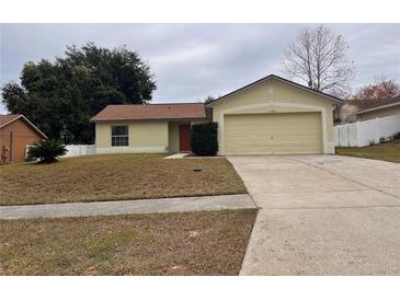 One-story house with attached garage and well-maintained lawn at 11550 Foxglove Dr, Clermont, FL 34711