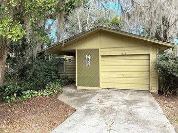 Ranch style home with a single car garage and mature landscaping at 1803 Ne 29Th Pl, Ocala, FL 34479