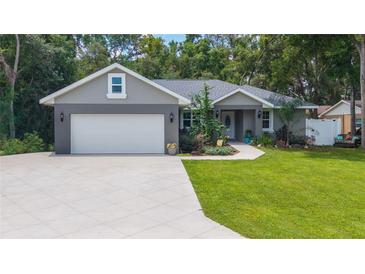 Charming single Gathering home with a well-manicured lawn and a spacious two car garage at 8160 Se 164Th Pl, Summerfield, FL 34491