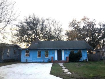 Charming single story house with a front yard and driveway at 708 S Laurel Ave, Sanford, FL 32771