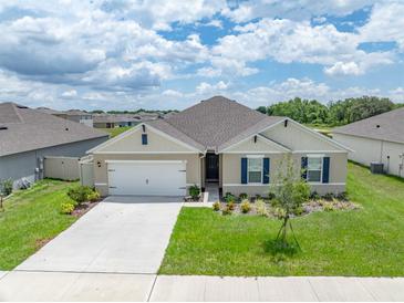 Charming single Gathering home with a manicured lawn and a two car garage at 715 Auburn Grove Ct, Auburndale, FL 33823
