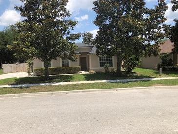 Charming single-story home with mature landscaping, beautiful trees and a well-manicured lawn at 2555 Palmetto Ridge Cir, Apopka, FL 32712