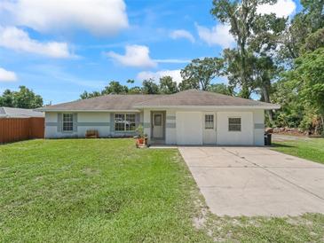 Charming single-story home with a well-manicured lawn and a cozy, welcoming facade at 4660 Se 142Nd Ln, Summerfield, FL 34491
