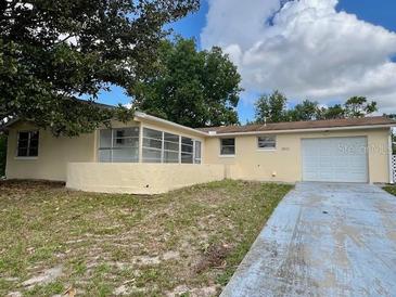 Charming single-story home with a lush green lawn and a screened-in porch, perfect for enjoying the outdoors at 3801 Sw 147Th Lane Rd, Ocala, FL 34473