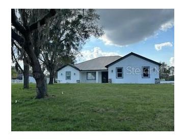 Traditional single-story home featuring a spacious lawn and well-maintained landscaping at 2510 Lakefront Dr, Lake Wales, FL 33898
