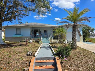 Charming single-story home featuring a well-manicured front yard and inviting entryway with steps and landscaping at 915 Exmoor Way, Lake Wales, FL 33853