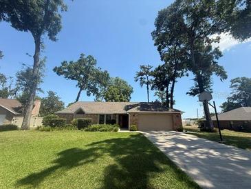 Charming single story home with manicured lawn and mature trees at 2921 Se 38 Pl, Ocala, FL 34480