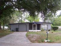Charming single-story home with a garage, complemented by mature trees and landscaping at 1120 Ivy Ln, Bartow, FL 33830