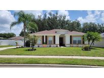 Charming single-story home with well-maintained lawn and mature palm trees at 930 Lake Doe Blvd, Apopka, FL 32703