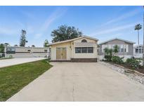 Charming single-Gathering home featuring a large driveway, manicured lawn, and welcoming curb appeal at 9000 Us Highway 192 # 624, Clermont, FL 34714