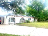 Unique home features a pool enclosure with arched entryways and stucco siding at 16850 Se 19Th Ct, Summerfield, FL 34491