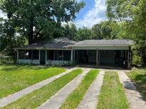 Modest single story home with a side car port and an ample driveway that leads to the street at 922 Se 13Th St, Ocala, FL 34471