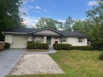 Charming single-story home with a well-manicured lawn and inviting front entrance at 1101 Se 33Rd Ave, Ocala, FL 34471