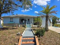 Charming single-story home featuring a well-manicured front yard and inviting entryway with steps and landscaping at 915 Exmoor Way, Lake Wales, FL 33853