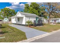 Charming home with a fresh exterior paint, paved driveway, and well-maintained lawn at 906 Se 3Rd St, Mulberry, FL 33860