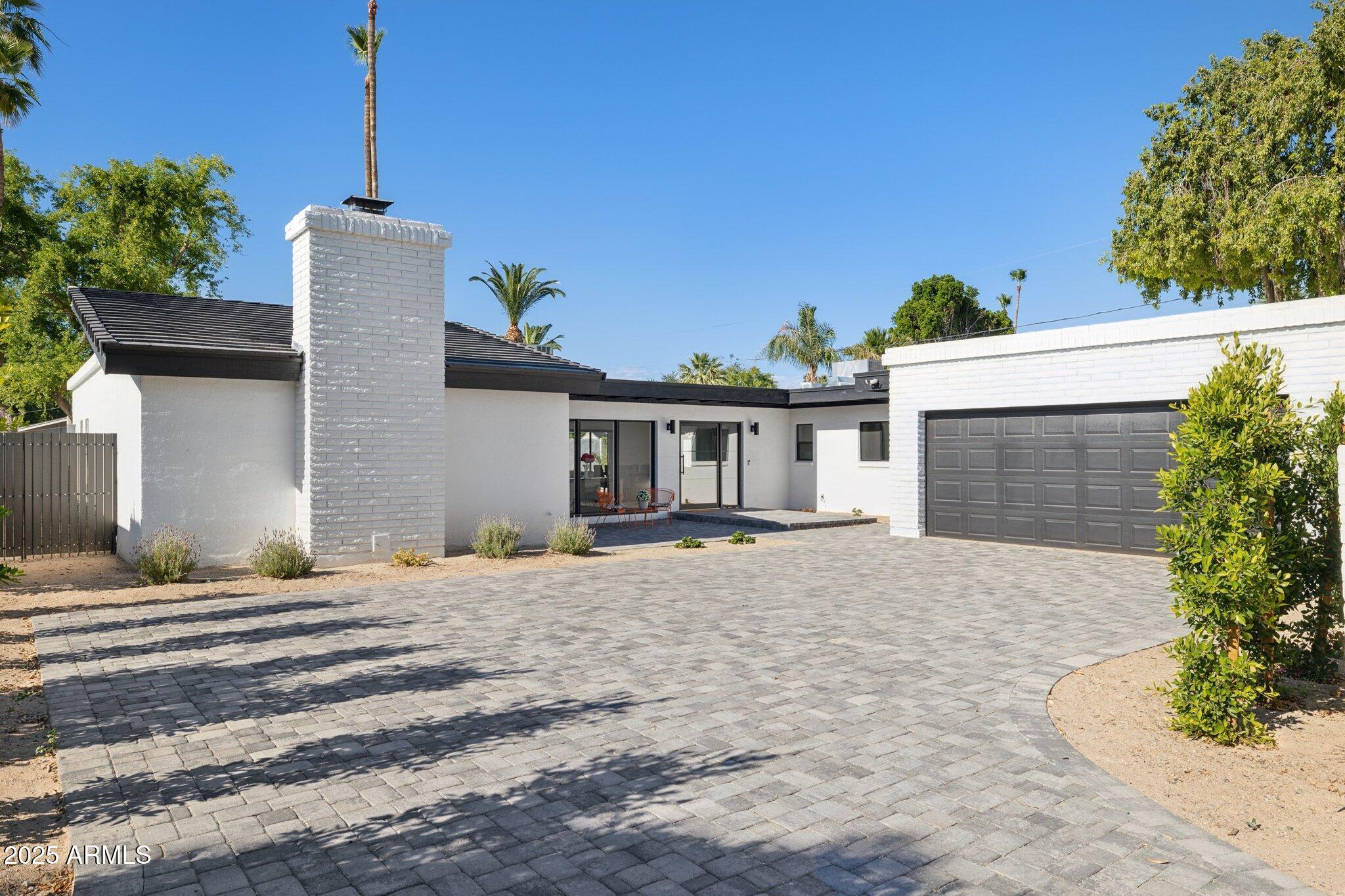 Photo one of 342 E Orangewood Ave Phoenix AZ 85020 | MLS 6798193