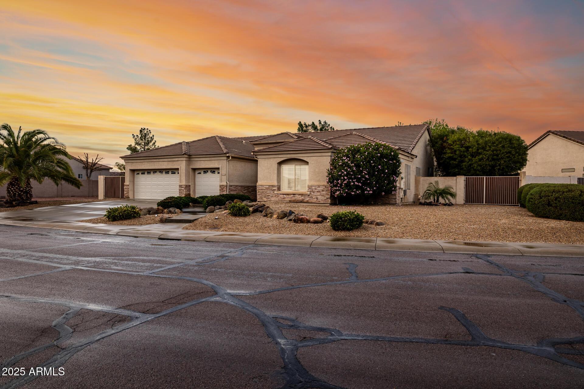 Photo one of 4662 W Fallen Leaf Ln Glendale AZ 85310 | MLS 6831557