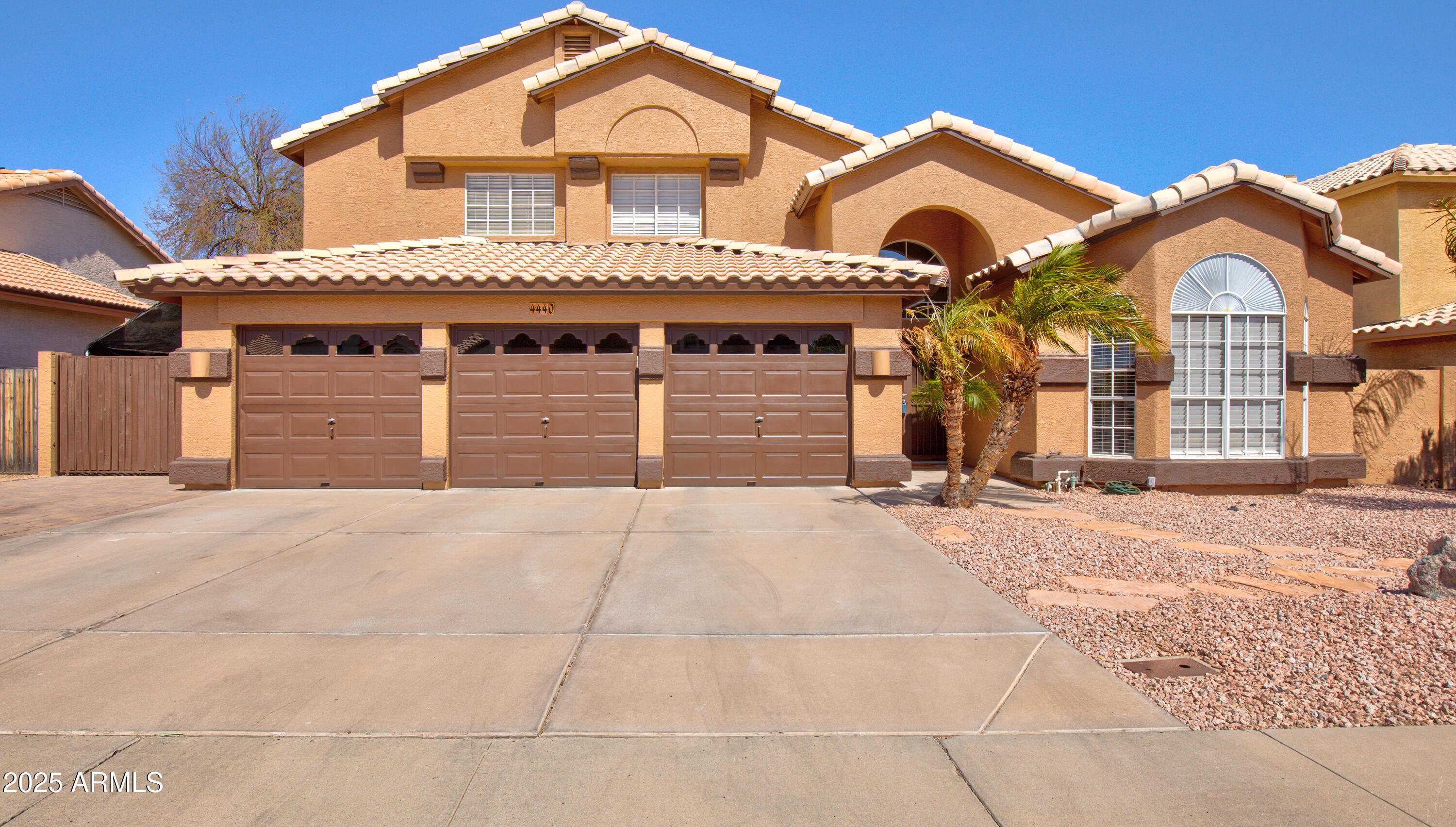 Photo one of 4440 W Fallen Leaf Ln Glendale AZ 85310 | MLS 6831910