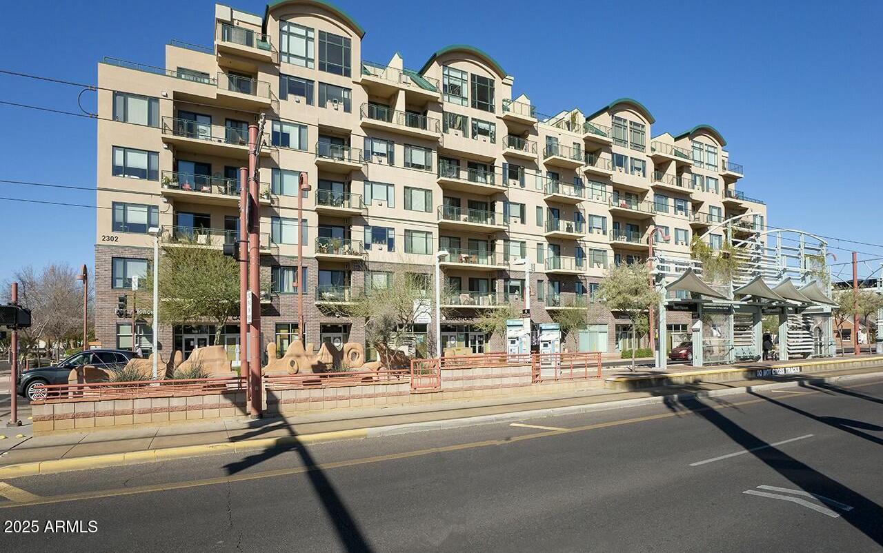 Photo one of 2302 N Central Ave # 412 Phoenix AZ 85004 | MLS 6835069