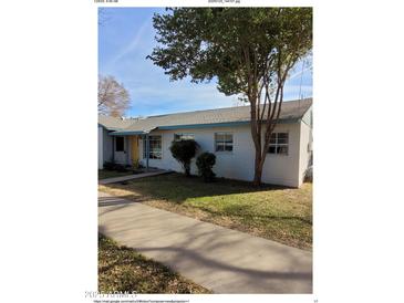 Ranch style home with a landscaped yard and walkway at 2945 N 19Th Ave # 67, Phoenix, AZ 85015