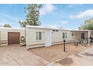 Charming mobile home with a separate garage and low maintenance landscaping at 17200 W Bell Rd # 2125, Surprise, AZ 85374