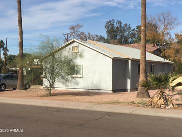 A newly renovated single-Gathering home has a charming facade and a well-maintained yard at 42 W Thomas Ln, Tempe, AZ 85281