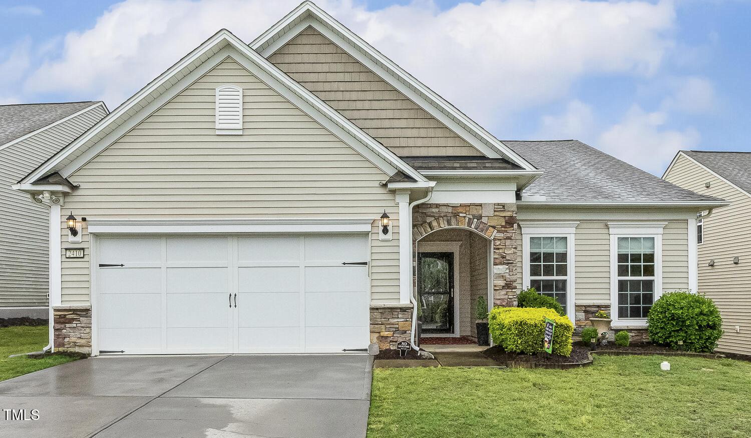 Photo one of 2410 Kinglass Dr Fuquay Varina NC 27526 | MLS 10098102