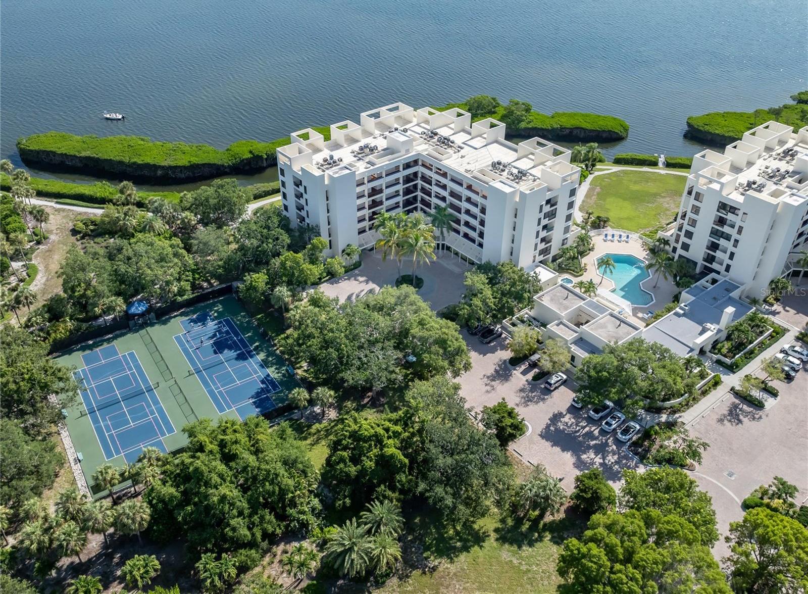 Photo one of 2020 Harbourside Dr # 424 Longboat Key FL 34228 | MLS N6136414