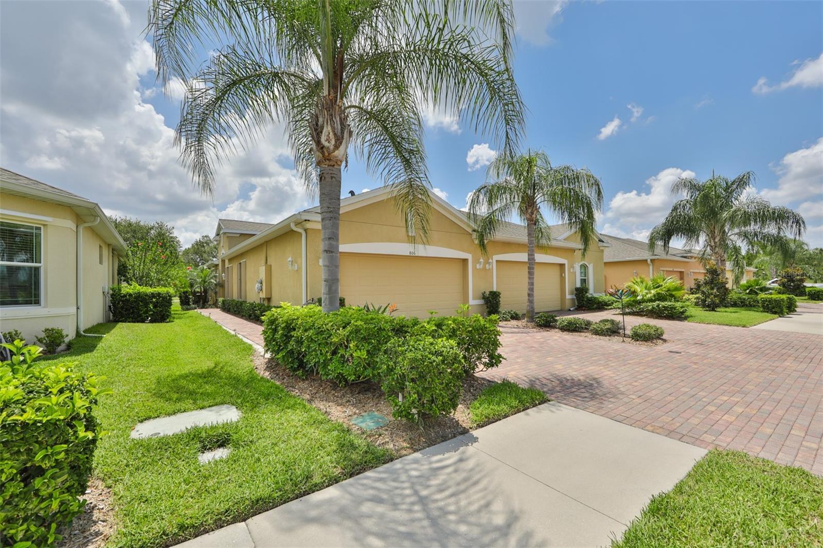 Photo one of 806 Chipper Dr Sun City Center FL 33573 | MLS TB8302567