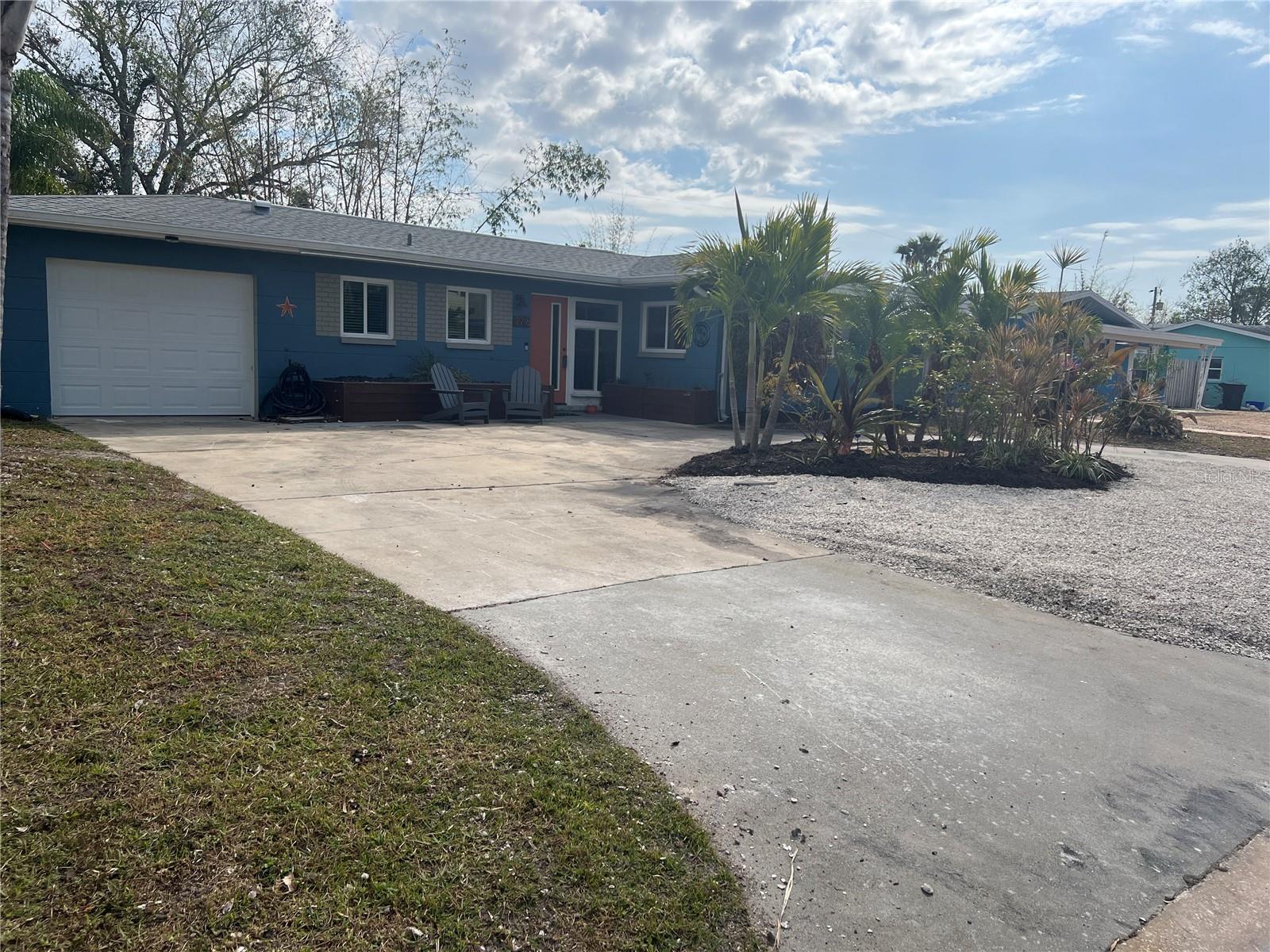 Photo one of 2716 Miriam S St Gulfport FL 33711 | MLS TB8312444