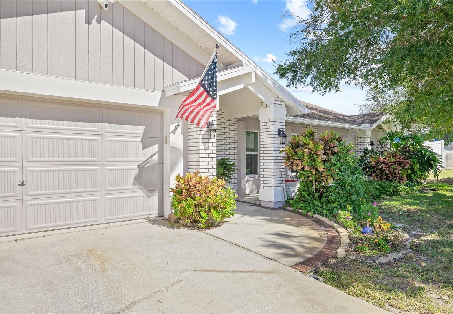 Photo one of 1300 Cedar Ct Tarpon Springs FL 34689 | MLS TB8314388