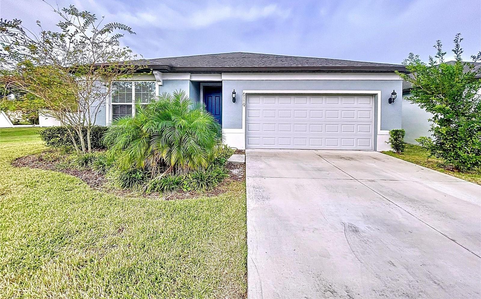 Photo one of 6119 Bradford Woods Dr Zephyrhills FL 33542 | MLS TB8316519