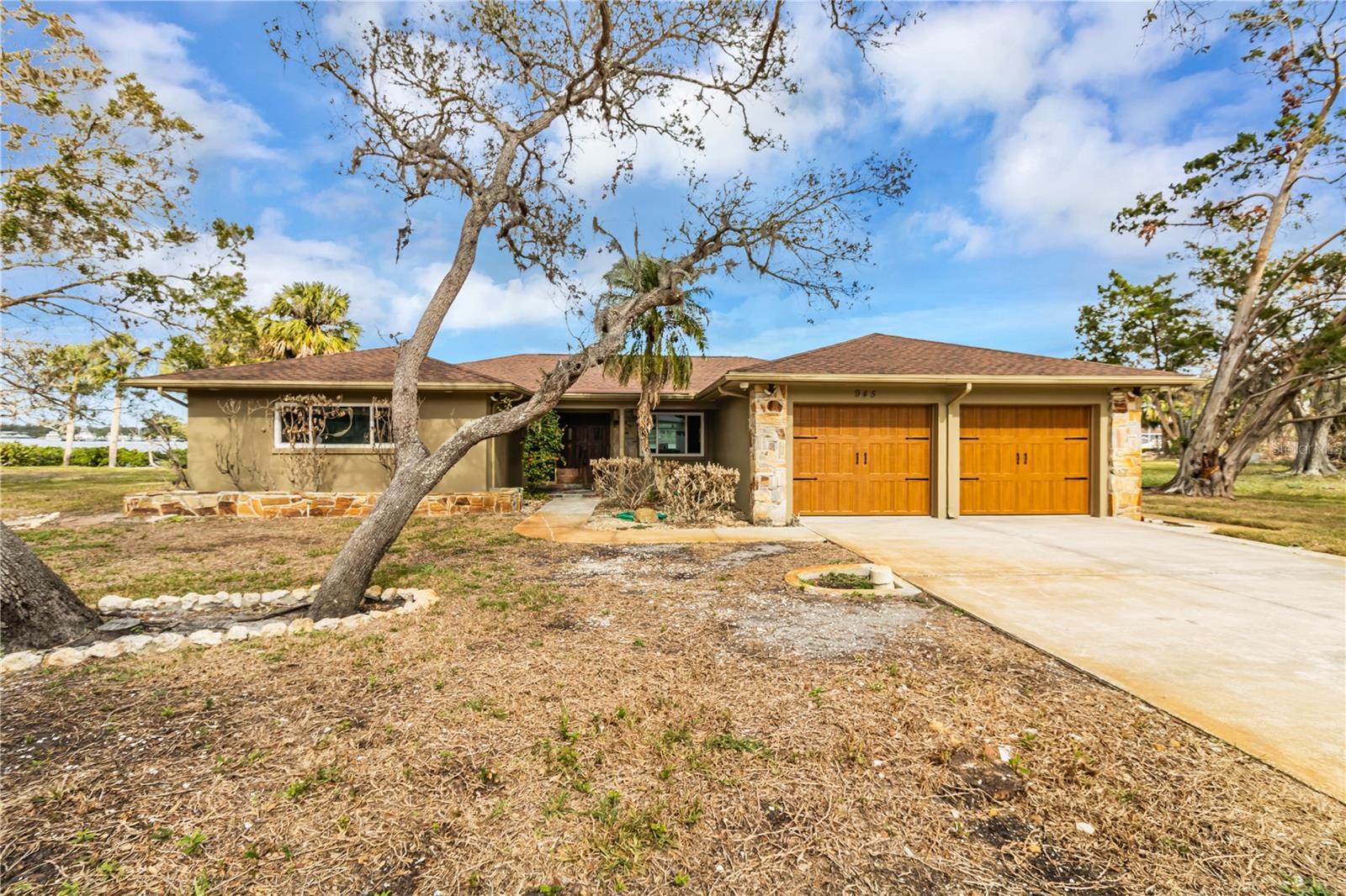 Photo one of 945 Bayshore Dr Tarpon Springs FL 34689 | MLS TB8331692
