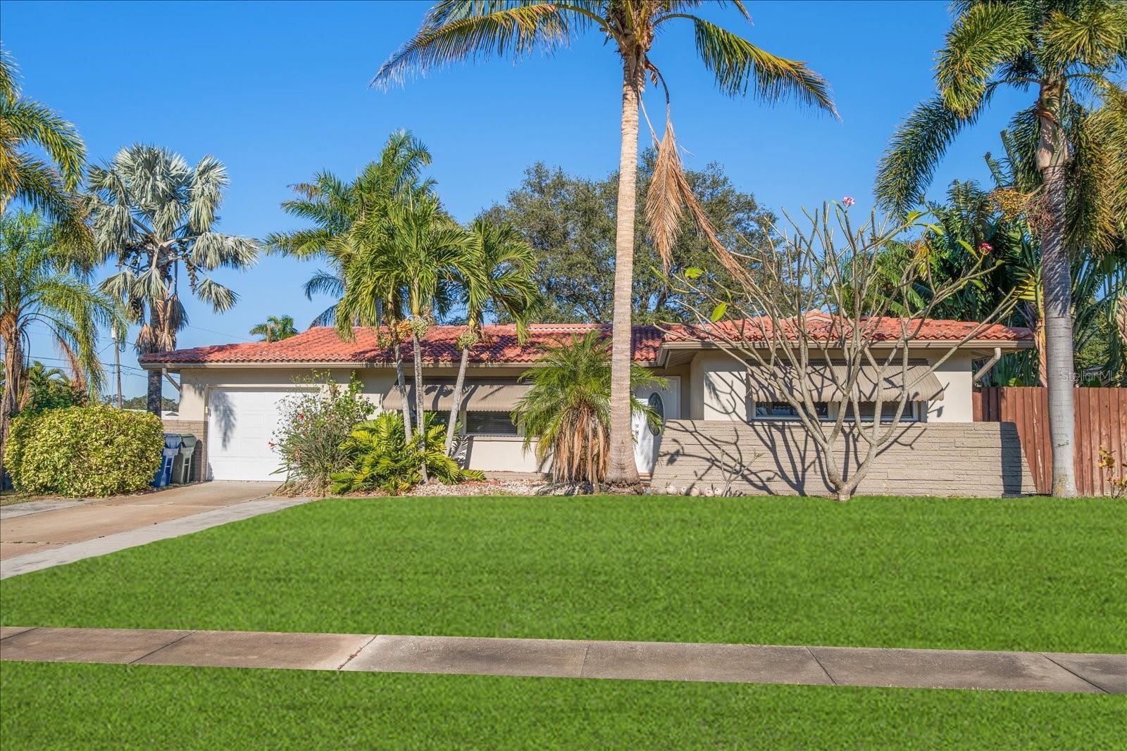 Photo one of 587 Hillcrest Dr Largo FL 33771 | MLS TB8333653
