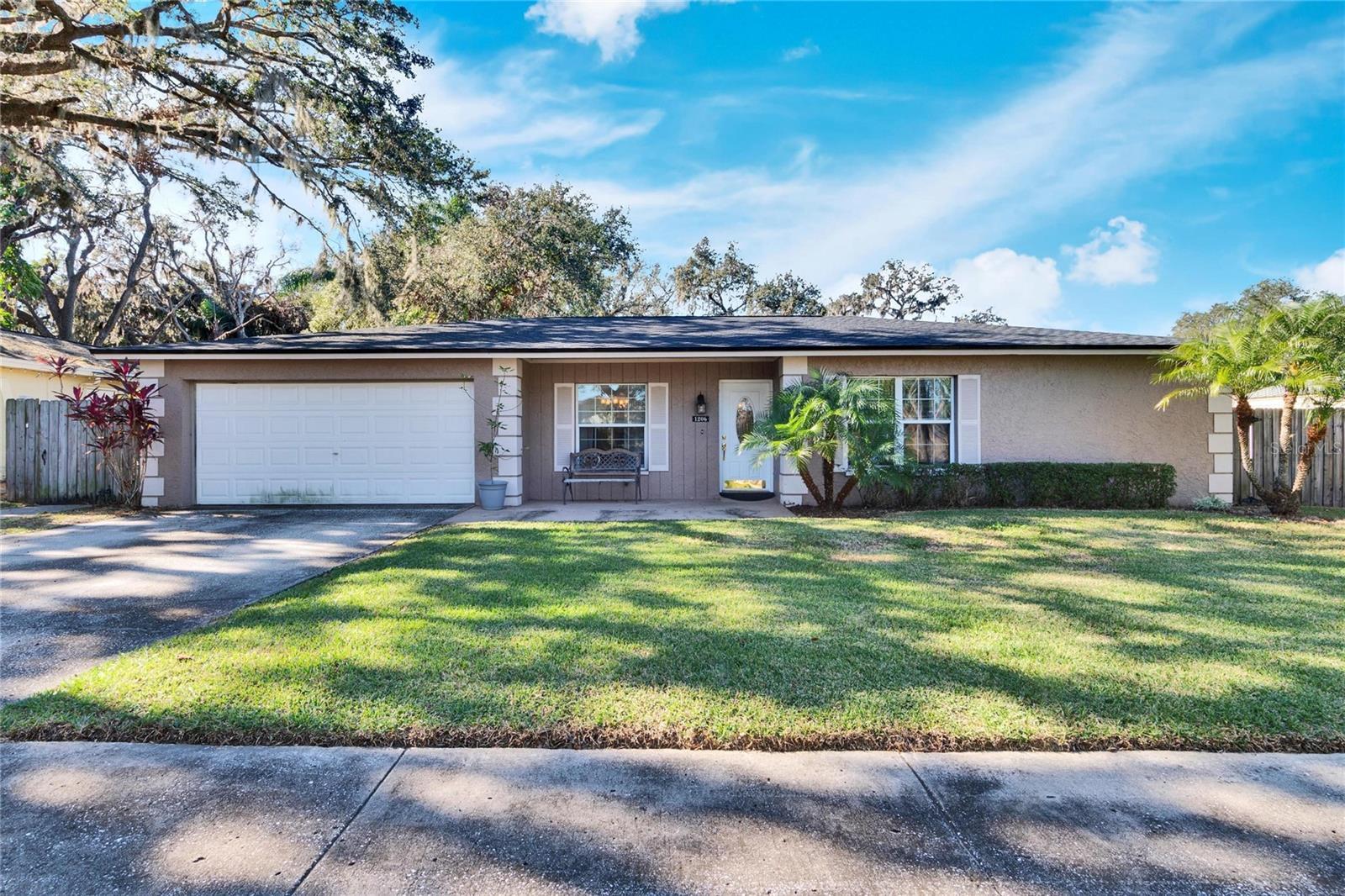 Photo one of 1206 Meadowcrest Dr Valrico FL 33594 | MLS TB8335421