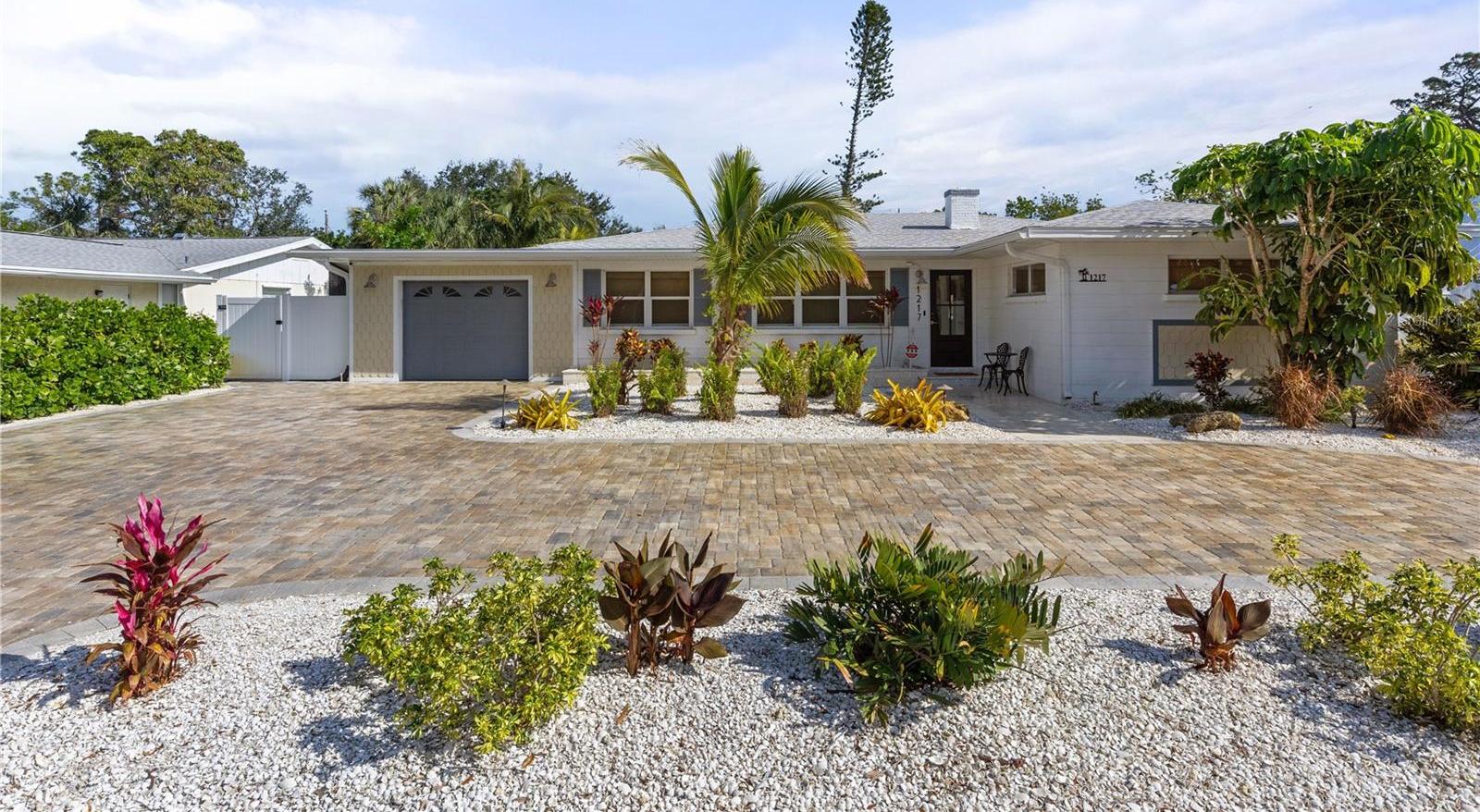 Photo one of 1217 De Narvaez Ave Bradenton FL 34209 | MLS TB8337600