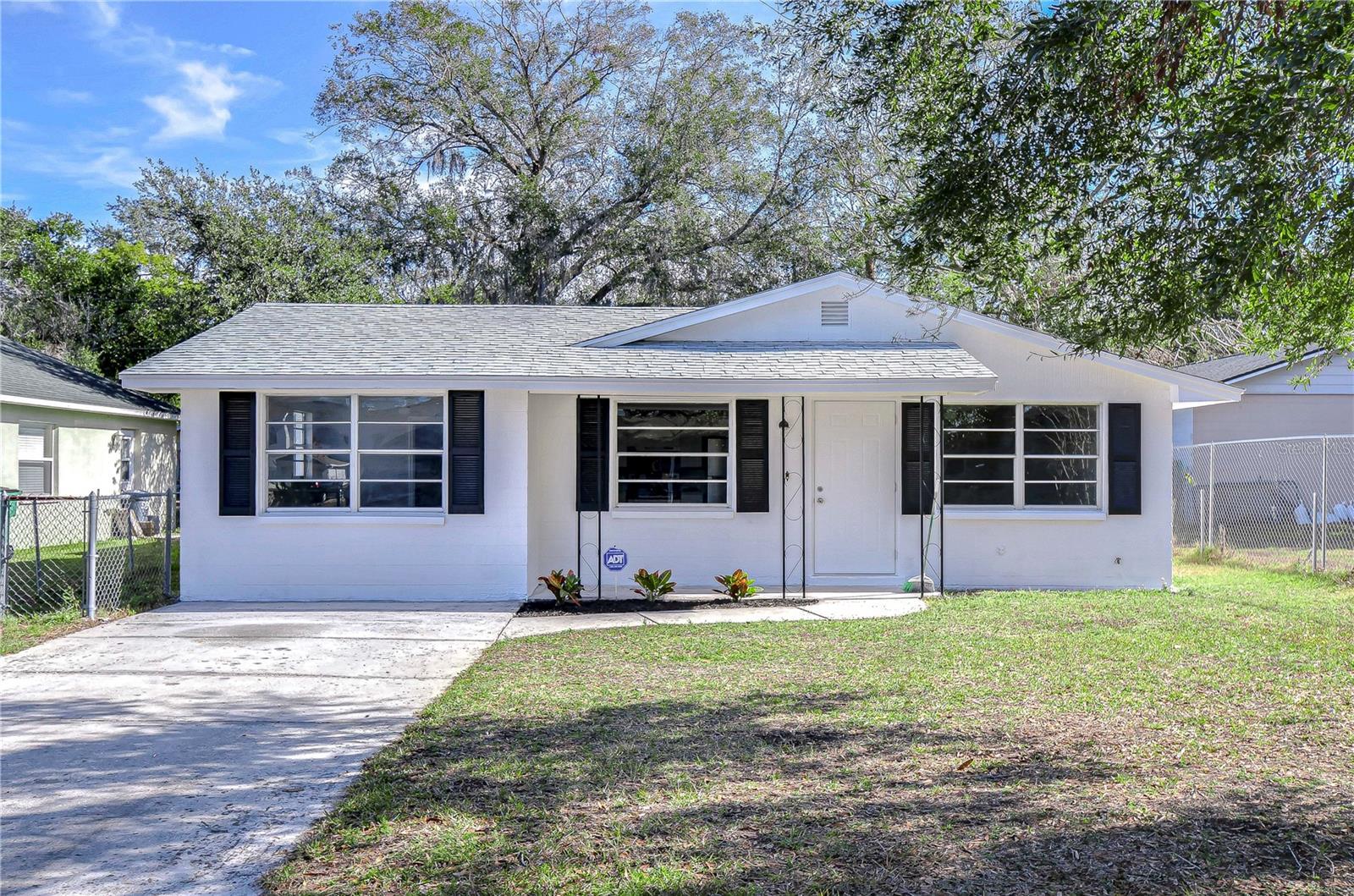 Photo one of 5836 8Th St Zephyrhills FL 33542 | MLS TB8343740
