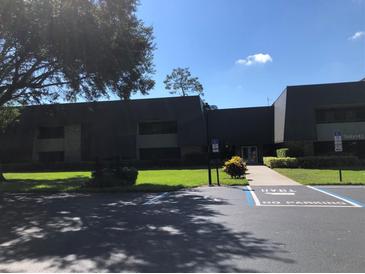 Commercial property with ample parking, well-maintained landscaping, and easy accessibility at 36750 Us Highway 19 N # 17-111, Palm Harbor, FL 34684