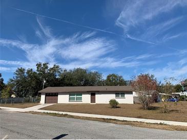 Single story home featuring a spacious front yard and a single car garage at 5729 13Th St, Zephyrhills, FL 33542